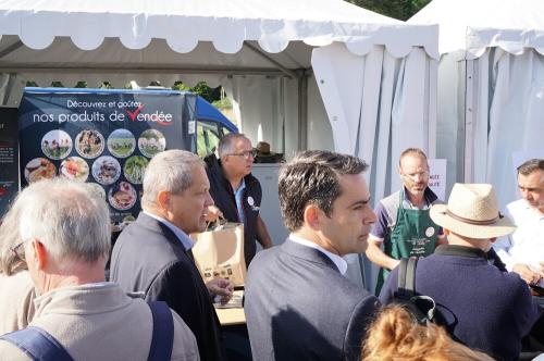 Iconographie - Christophe Aubineau accompagne une délégation du département venue voir l’événement, ici face au stand Vendée Qualité