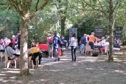 Iconographie - Le public et le stand des joyeux vendéens du Boupère