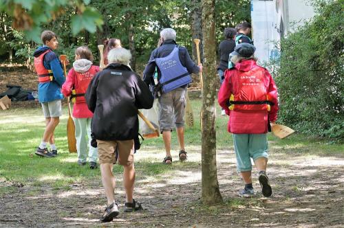 Iconographie - Le public équipé pour aller rejoindre les canoës de la route du sel