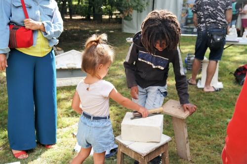 Iconographie - Une petite fille s’essaye à la taille de pierre