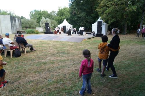 Iconographie - Le public danse devant spectacle de groupe foklorique