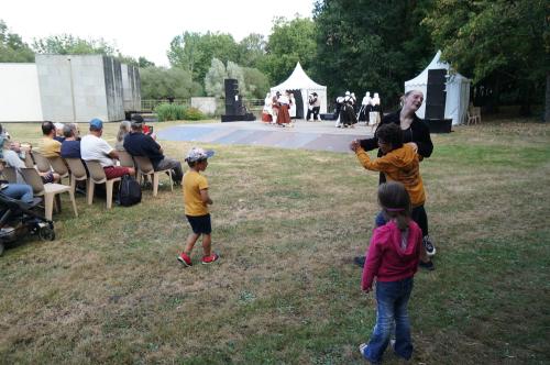 Iconographie - Le public danse devant spectacle de groupe foklorique