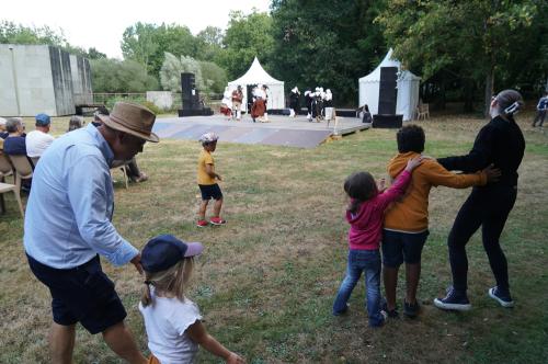 Iconographie - Le public danse devant spectacle de groupe foklorique