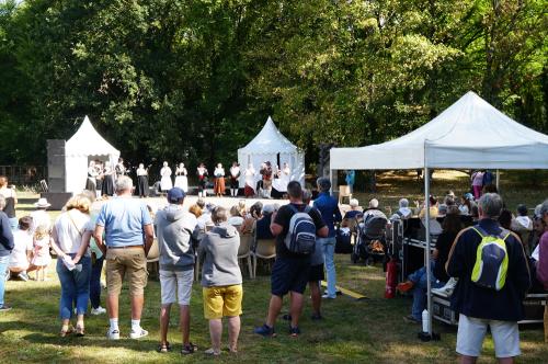 Iconographie - Le public regardant un spectacle folklorique