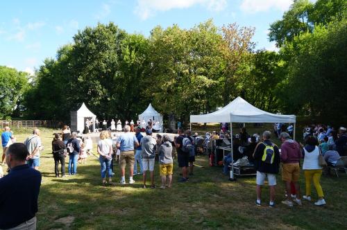 Iconographie - Le public regardant un spectacle folklorique