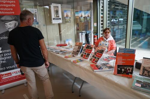 Iconographie - Le stand librairie des assos