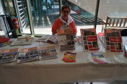 Iconographie - Le stand librairie des assos
