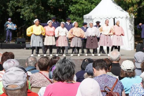 Iconographie - Le groupe Bise-dur, spectacle folklorique lors de Ol é la Vendée