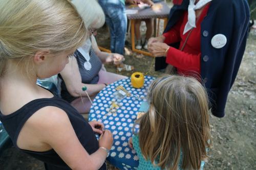 Iconographie - Deux jeunes filles s’essayant à la dentelle