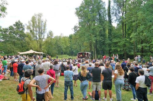 Iconographie - Le public devant la Caroulète d’Olivier Pi Fanie