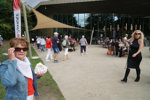 Iconographie - Le public devant l’Historial de Vendée lors de Ol é la Vendée
