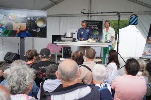 Iconographie - Arnaud Chevet propose sa démonstration à l’espace Gastronomie animé par Delphine Mougel