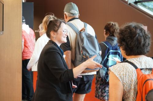 Iconographie - Maureen distribuant des flyers