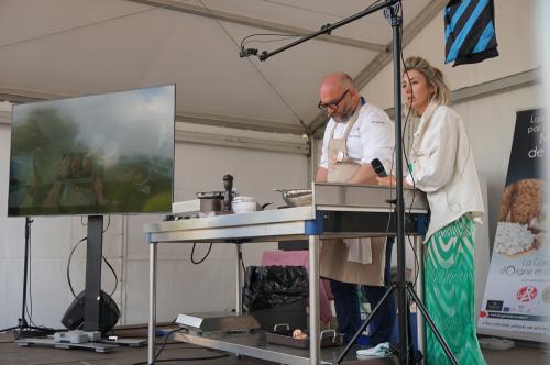 Iconographie - Sylvain Bourmaud propose sa démonstration à l’espace Gastronomie animé par Delphine Mougel