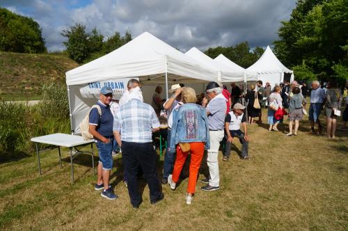 Iconographie - Le public devant les stand