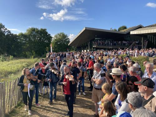 Iconographie - L’arrivée du Big band trad lors du final de Ol é la Vendée