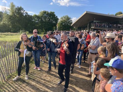 Iconographie - L’arrivée du Big band trad lors du final de Ol é la Vendée