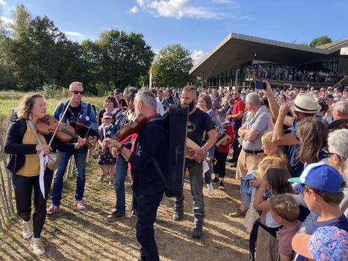 Iconographie - L’arrivée du Big band trad lors du final de Ol é la Vendée