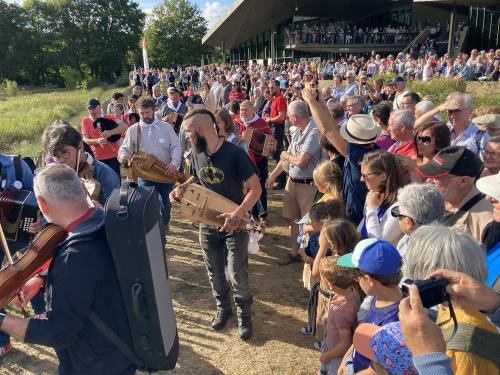 Iconographie - L’arrivée du Big band trad lors du final de Ol é la Vendée