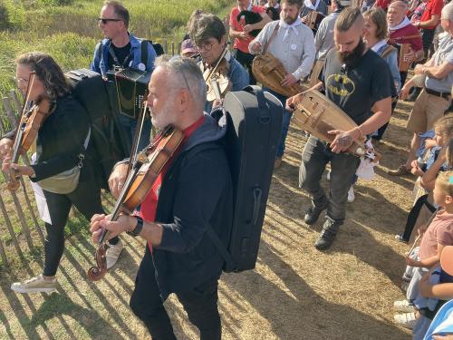 Iconographie - L’arrivée du Big band trad lors du final de Ol é la Vendée