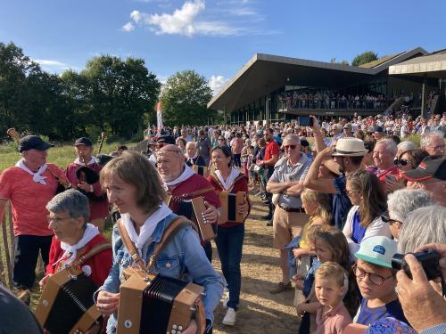 Iconographie - L’arrivée du Big band trad lors du final de Ol é la Vendée