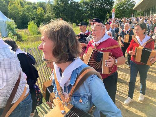 Iconographie - L’arrivée du Big band trad lors du final de Ol é la Vendée