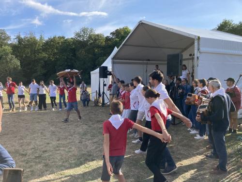 Iconographie - Les Joyeux Vendéens du Boupère font la danse de la brioche lors du final de Ol é la Vendée