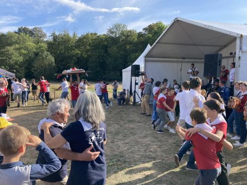 Iconographie - Les Joyeux Vendéens du Boupère font la danse de la brioche lors du final de Ol é la Vendée