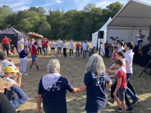 Iconographie - Les Joyeux Vendéens du Boupère font la danse de la brioche lors du final de Ol é la Vendée