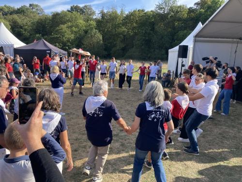 Iconographie - Les Joyeux Vendéens du Boupère font la danse de la brioche lors du final de Ol é la Vendée