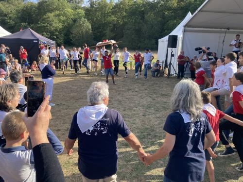 Iconographie - Les Joyeux Vendéens du Boupère font la danse de la brioche lors du final de Ol é la Vendée