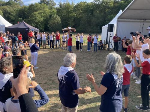 Iconographie - Les Joyeux Vendéens du Boupère font la danse de la brioche lors du final de Ol é la Vendée