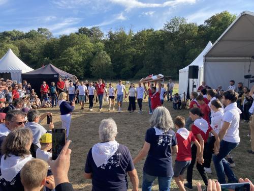 Iconographie - Les Joyeux Vendéens du Boupère font la danse de la brioche lors du final de Ol é la Vendée