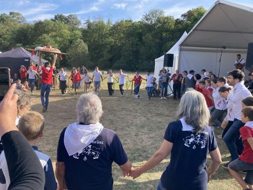 Iconographie - Les Joyeux Vendéens du Boupère font la danse de la brioche lors du final de Ol é la Vendée