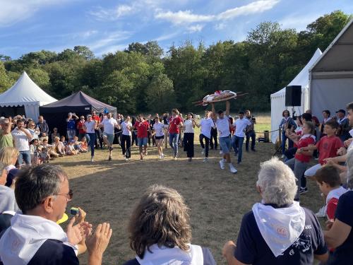 Iconographie - Les Joyeux Vendéens du Boupère font la danse de la brioche lors du final de Ol é la Vendée