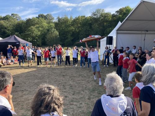 Iconographie - Les Joyeux Vendéens du Boupère font la danse de la brioche lors du final de Ol é la Vendée