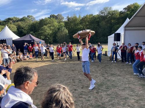 Iconographie - Les Joyeux Vendéens du Boupère font la danse de la brioche lors du final de Ol é la Vendée