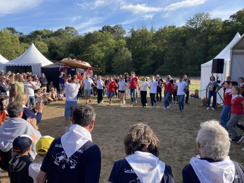 Iconographie - Les Joyeux Vendéens du Boupère font la danse de la brioche lors du final de Ol é la Vendée