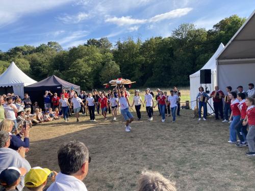 Iconographie - Les Joyeux Vendéens du Boupère font la danse de la brioche lors du final de Ol é la Vendée