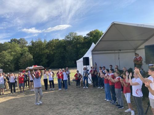 Iconographie - Les Joyeux Vendéens du Boupère font la danse de la brioche lors du final de Ol é la Vendée