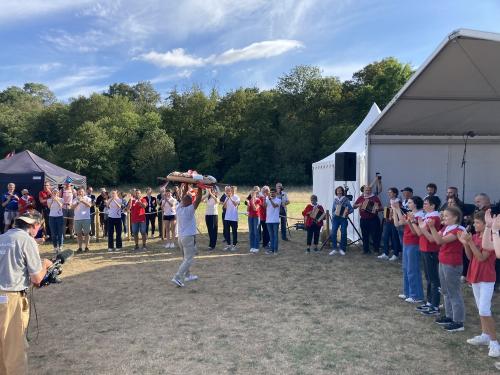 Iconographie - Les Joyeux Vendéens du Boupère font la danse de la brioche lors du final de Ol é la Vendée