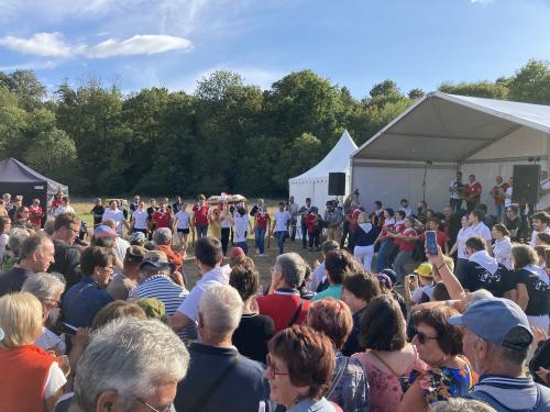 Iconographie - Les Joyeux Vendéens du Boupère font la danse de la brioche lors du final de Ol é la Vendée