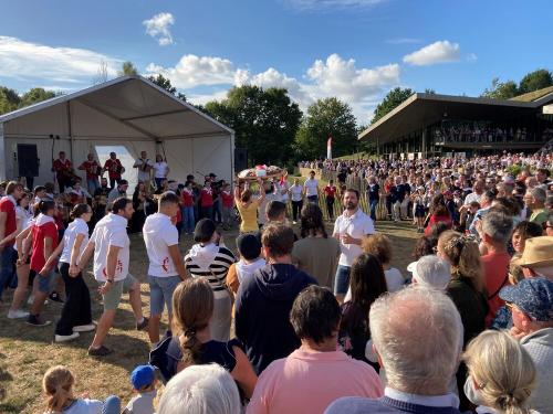 Iconographie - Les Joyeux Vendéens du Boupère font la danse de la brioche lors du final de Ol é la Vendée