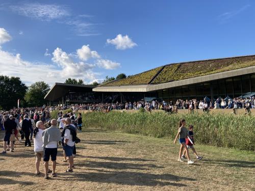 Iconographie - Le public venu assister au final de Ol é la Vendée