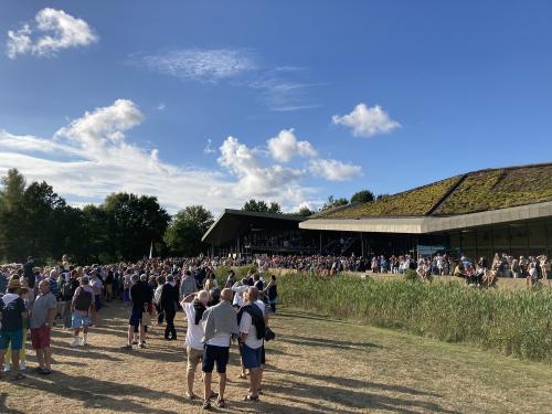 Iconographie - Le public venu assister au final de Ol é la Vendée