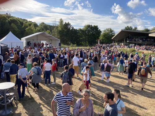 Iconographie - Le public venu assister au final de Ol é la Vendée