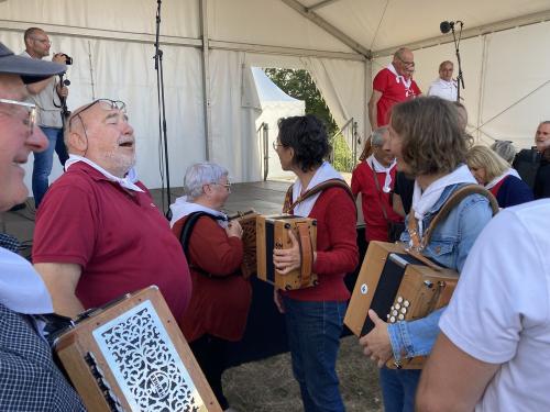 Iconographie - Les musiciens du Big Band Trad de Vendée après le final