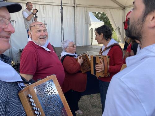 Iconographie - Les Joyeux Vendéens du Boupère lors du final de Ol é la Vendée