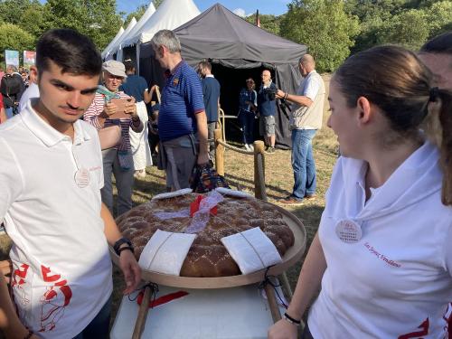 Iconographie - Des jeunes des Joyeux Vendéens du Boupère posant autour de la brioche vendéenne