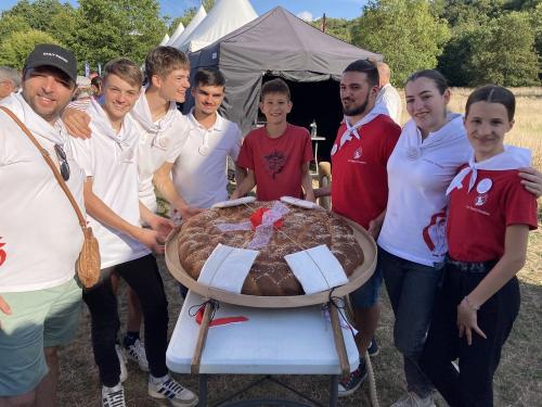 Iconographie - Des jeunes des Joyeux Vendéens du Boupère posant autour de la brioche vendéenne